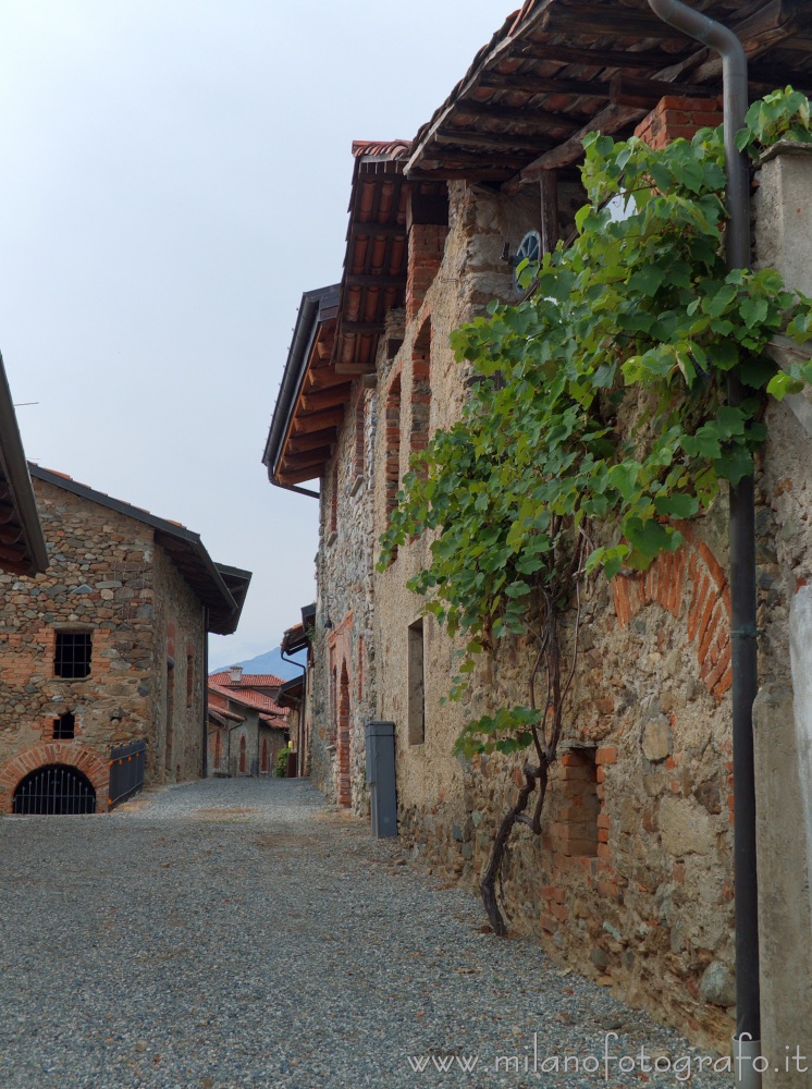 Magnano (Biella) - Strada principale del ricetto del paese